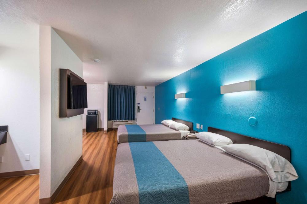 Deluxe Queen Room with Two Queen Beds - Non-Smoking interior